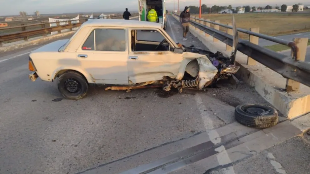 Se le salió una rueda, perdió control del auto y colisionó contra el guardarraíl