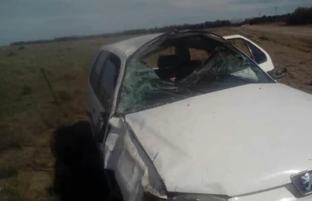 Iba apurada para jugar al fútbol, el auto se le fue de control y volcó