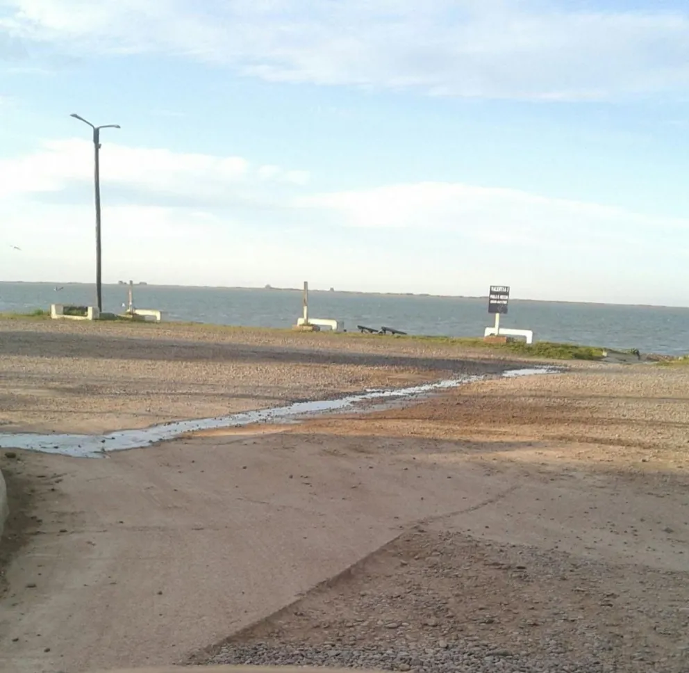 Vecinos denuncian presencia de aguas servidas en calles de Bahía San Blas