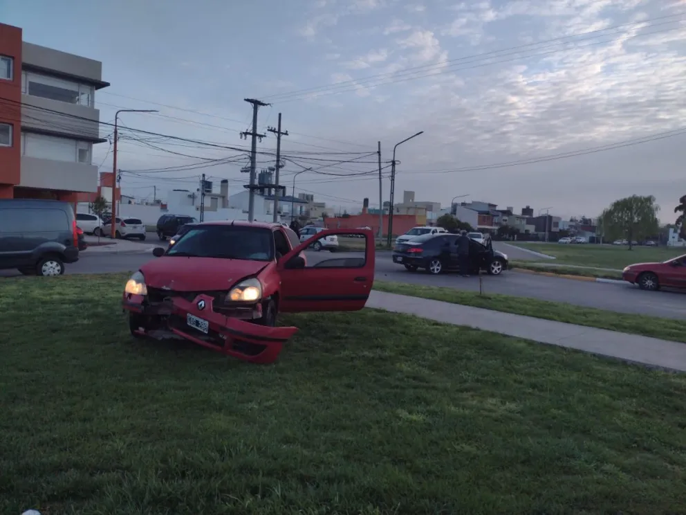 Terrible choque en Viedma: un auto terminó arriba de un boulevard