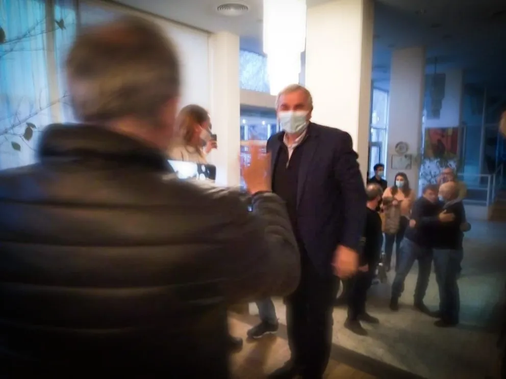 El gobernador jujeño dio palmadas de apoyo a De Rege para el domingo