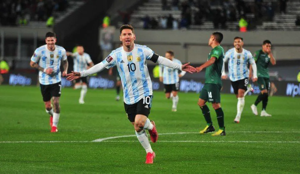 Con un Messi imparable, Argentina goleó 3 a 0 a Bolivia en el Monumental