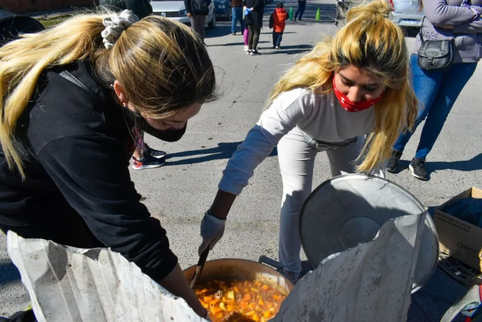 Como no hay comedor cocinaron afuera de la escuela