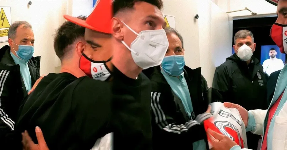 ¿Por qué le regalaron a Messi la camiseta de River con el número 21?
