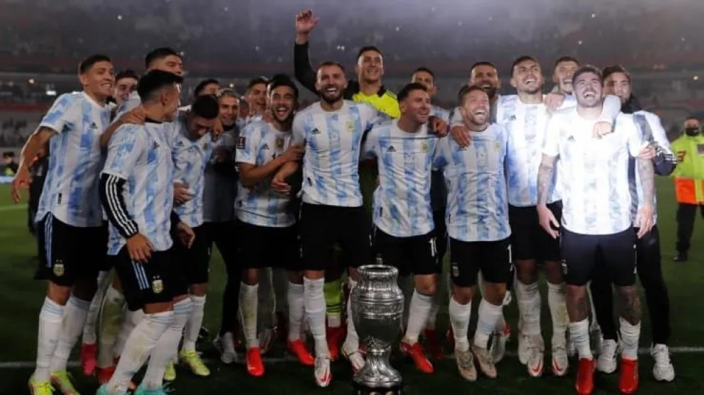 Se hizo viral: en la foto de los campeones de América hubo un "colado"