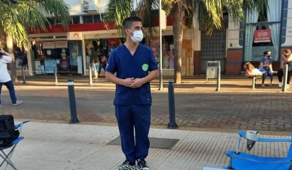 Gran iniciativa: un enfermero comunitario enseña RCP gratis en plena vía publica