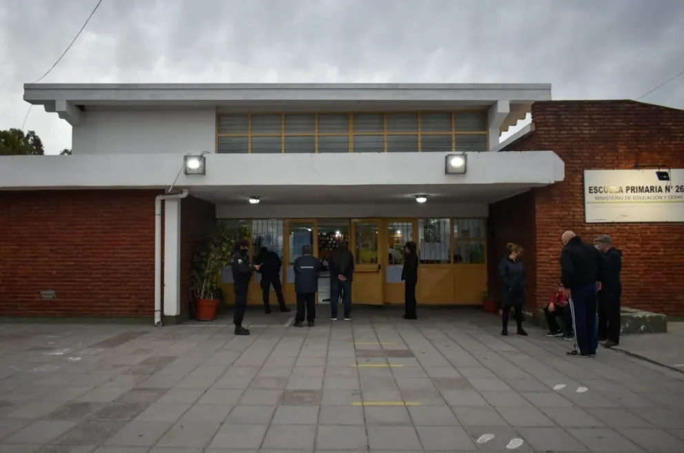 Los primeros líos: hubo demoras y quejas en dos mesas de la Escuela 261