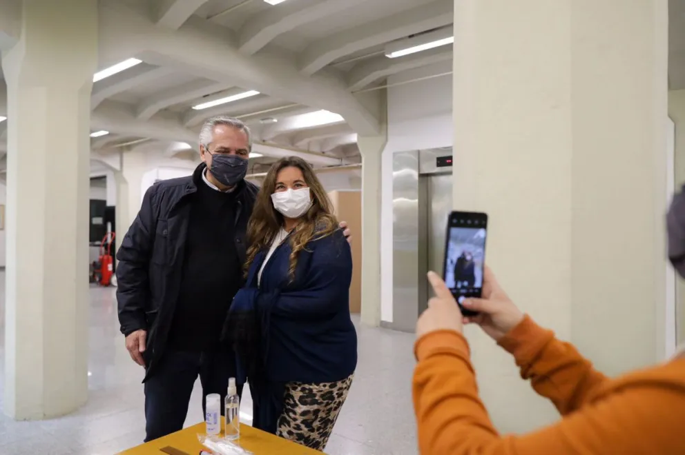 Fiscal de la oposición le pidió una foto a Alberto Fernández en la mesa 69