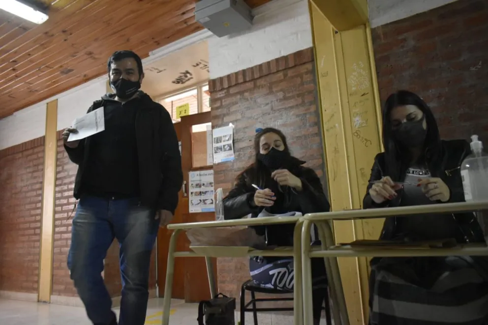 Con la idea de superar las PASO, Etchepareborda votó en Viedma