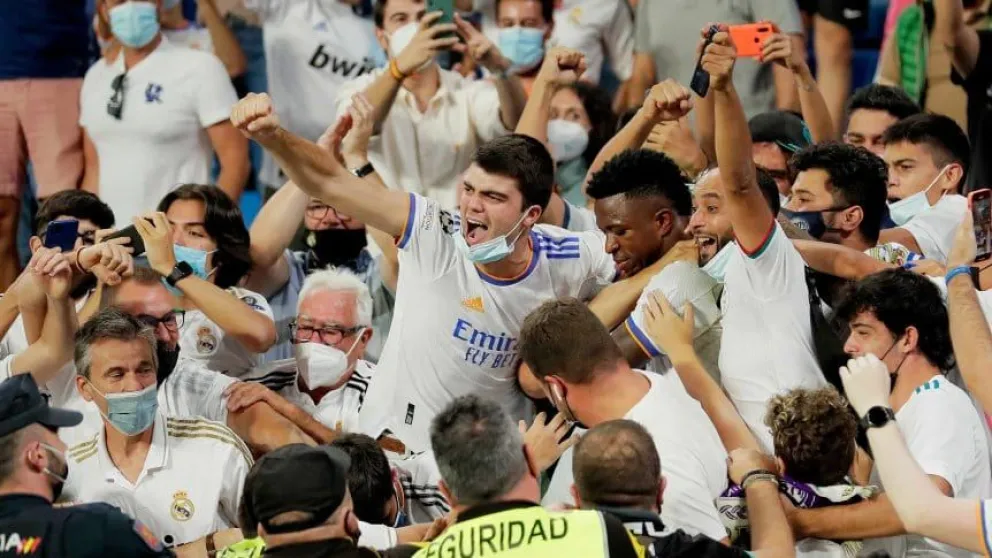 El video del festejo: Vinicius celebró su tanto en la tribuna con los hinchas
