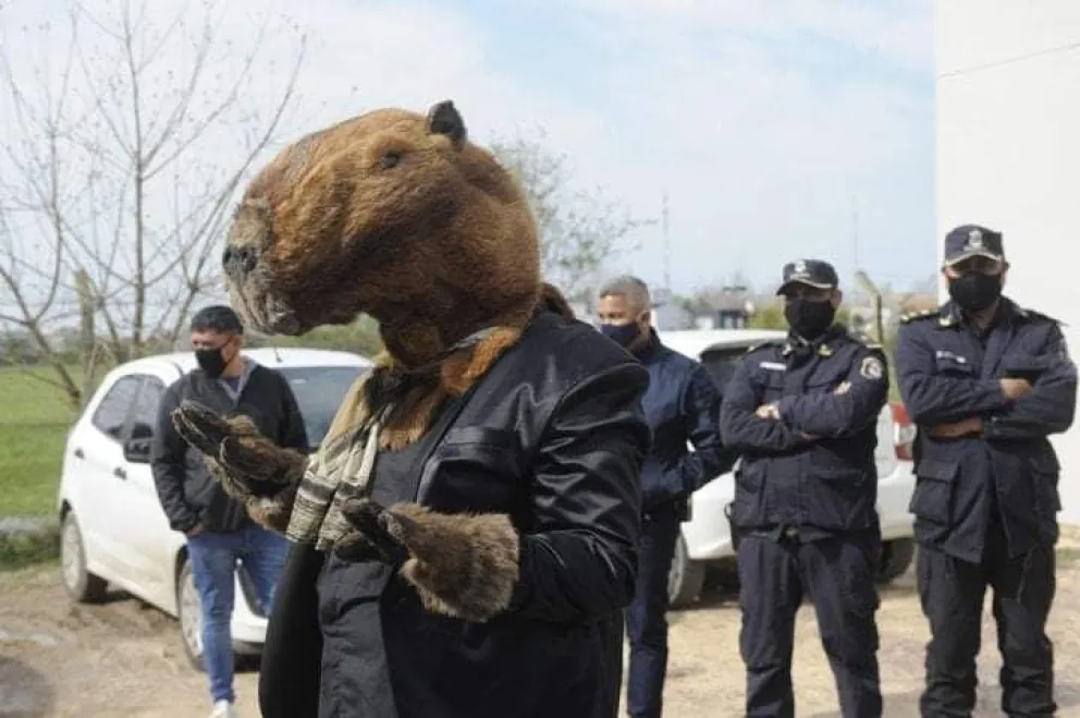 Tendencia nacional: un hombre fue a votar disfrazado de carpincho