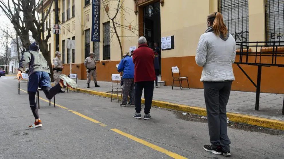 Insólito: un hombre escapó corriendo de una escuela para no ser presidente de mesa