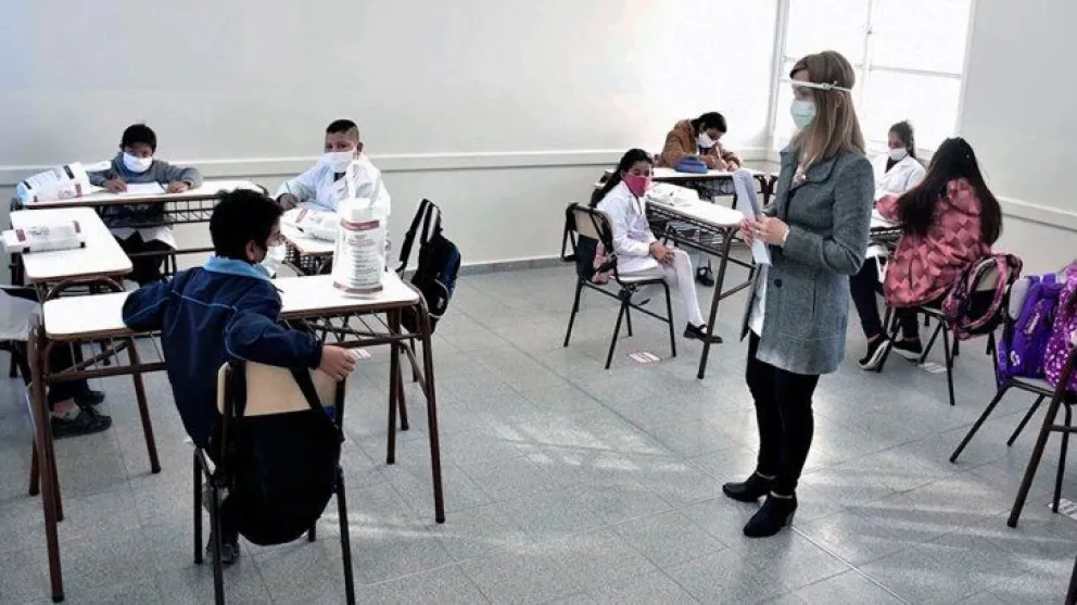 Una maestra no vacunada daba clases sin barbijo y contagió a 18 estudiantes