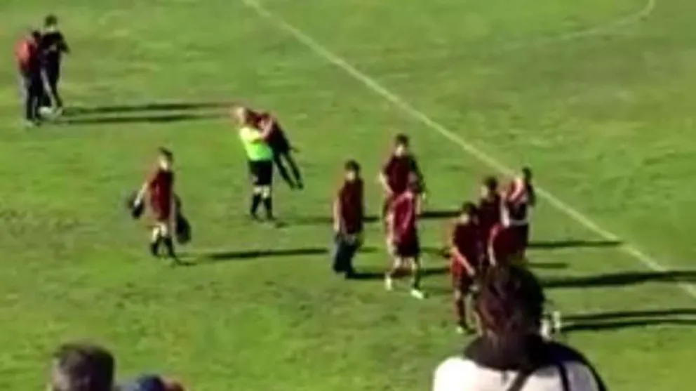 Video: Gesto emocionante de un árbitro con un nene de 12 años que erró un penal