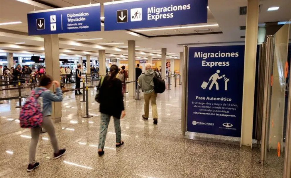 Volvieron de EE.UU y mandaron a sus hijos a la escuela: 40 personas aisladas