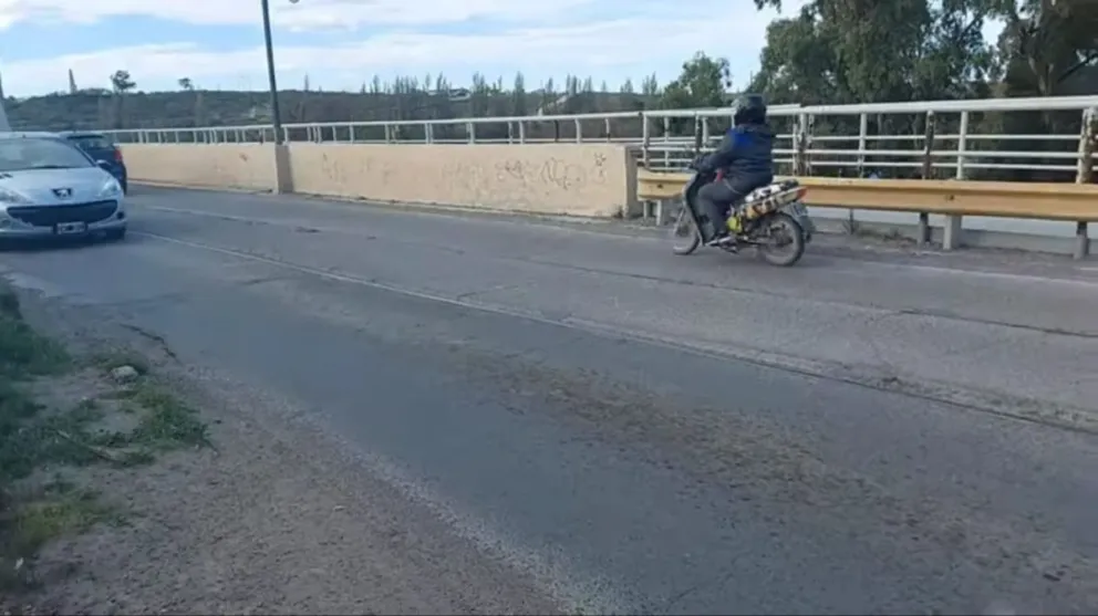 El puente ferrocarretero en ruinas: el drama que viven automovilistas y ciclista