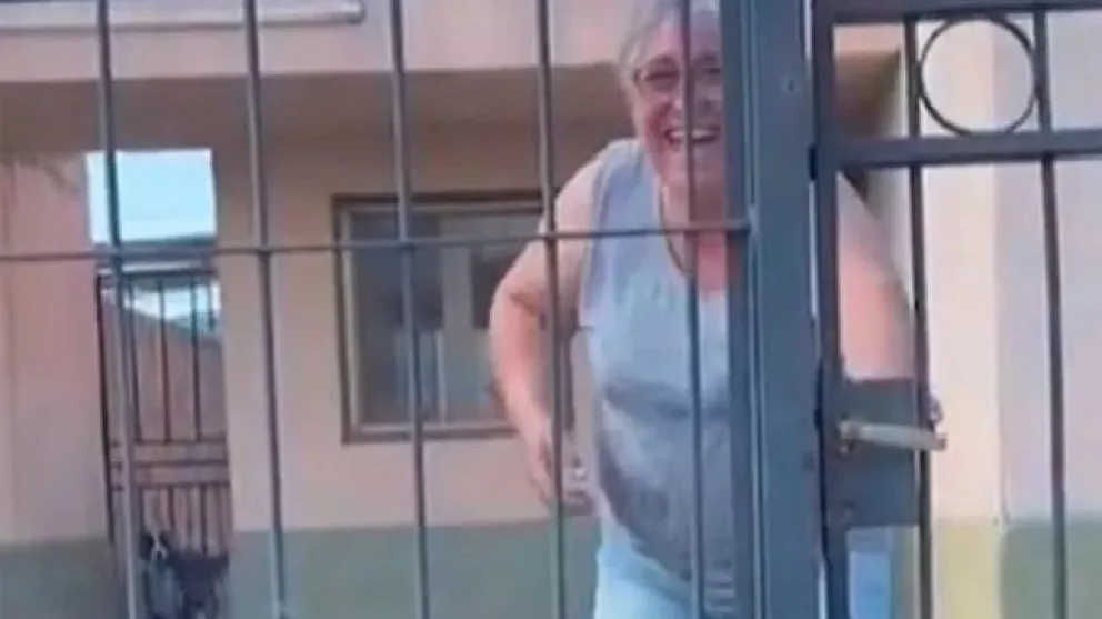 Virales: rionegrino tiktoker compartió la emoción de su mamá al ver su primer auto