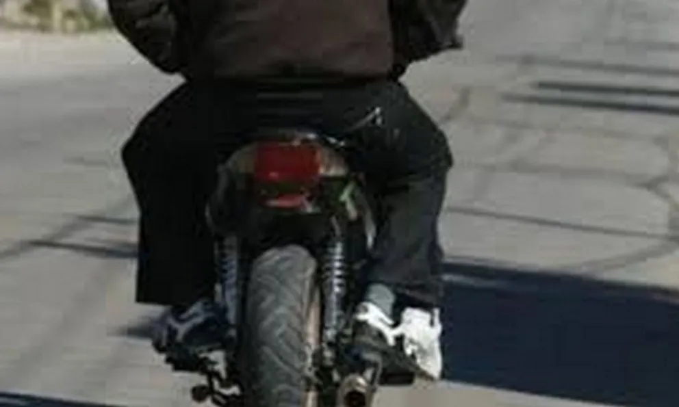 "Conurbano viedmense": motochorros apuntaron con un arma a una pareja que estaba en un bar