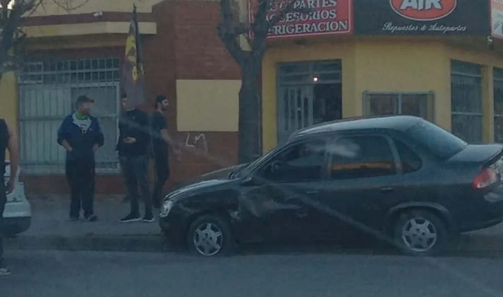Choque, un auto sobre la vereda y ataque de nervios