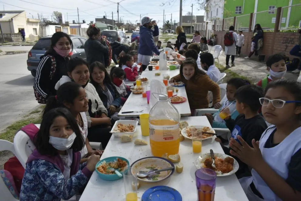 Habrá olla popular hasta que vuelvan los comedores