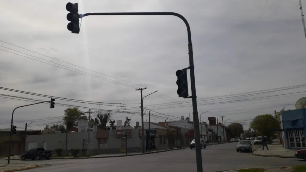 Una zona que parece una pista de autos chocadores se quedó sin semáforos