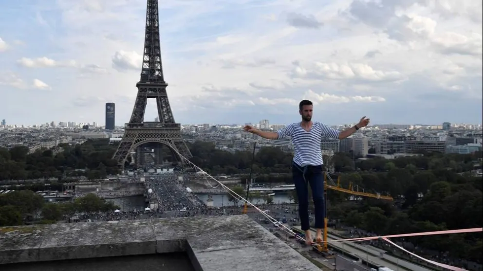 Hazaña en Francia: un equilibrista cruzó el Sena a 70 metros de altura