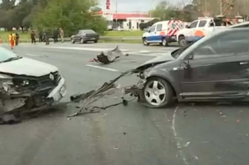 Se bajaron a ayudar en un accidente, y murieron atropellados por otro auto