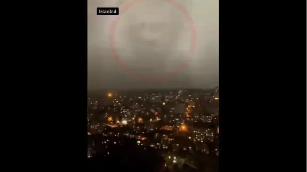 Video: Terror por un rostro que apareció en el cielo durante una gran tormenta