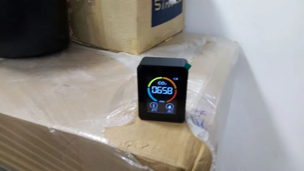 Un aparato similar a un reloj despertador cuida el oxígeno de los alumnos