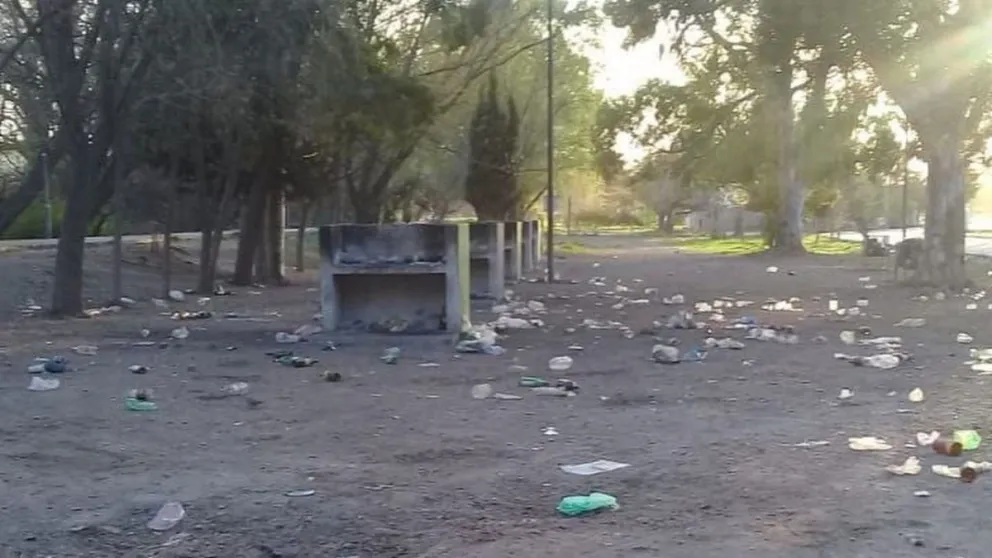 Algunos visitantes dejaron sus huellas de suciedad en la costanera