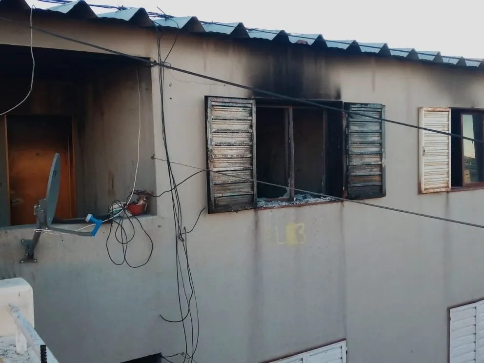 Una familia  perdió todo al incendiarse su departamento