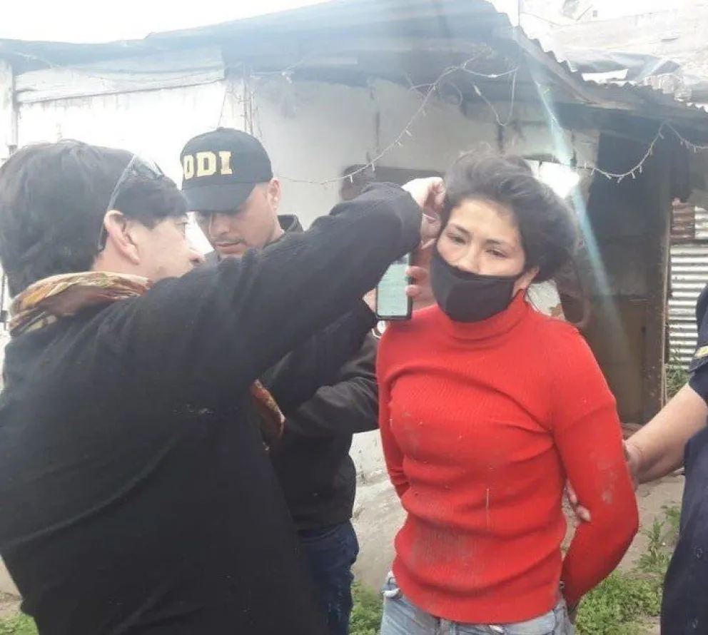 Una joven prendió fuego a la amiga de su ex y a su hijo de 2 años