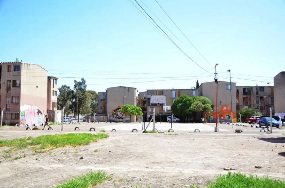 Le pidió el celular para un llamado urgente y se lo robó