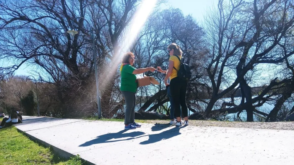 Voluntarios de “El Galpón” agotaron preservativos y flores en la costanera
