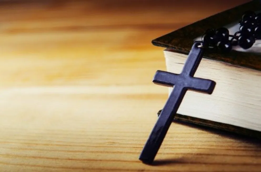 Le apedreó la iglesia a una pastora porque le pegaron sus fieles