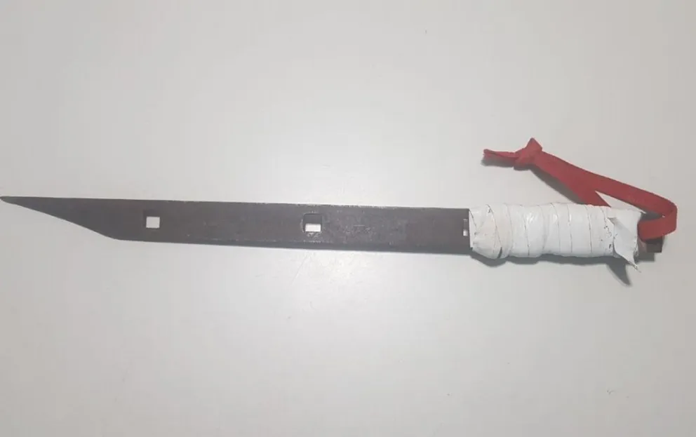 Casi lo matan con armas blancas por un par de postes