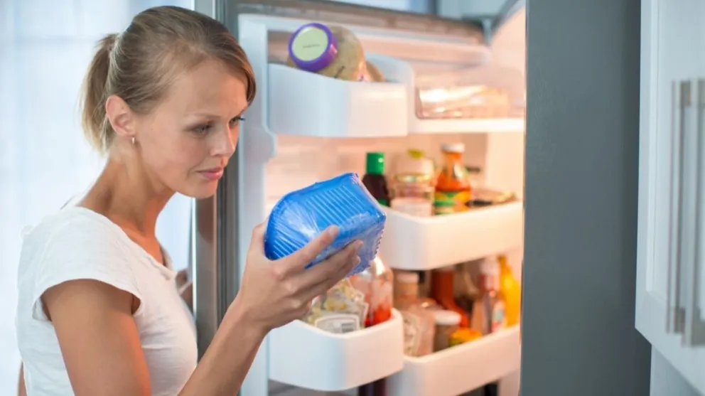 Razones por las que no deberías guardar comida en envases de yogur o helado
