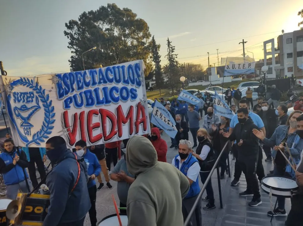 Ruidosa protesta de trabajadores frente a las instalaciones de Casino Del Río 