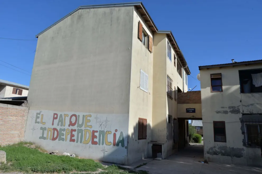 Parque Independencia: el nene que se cayó estaba jugando en una ventana y se abrió un postigón