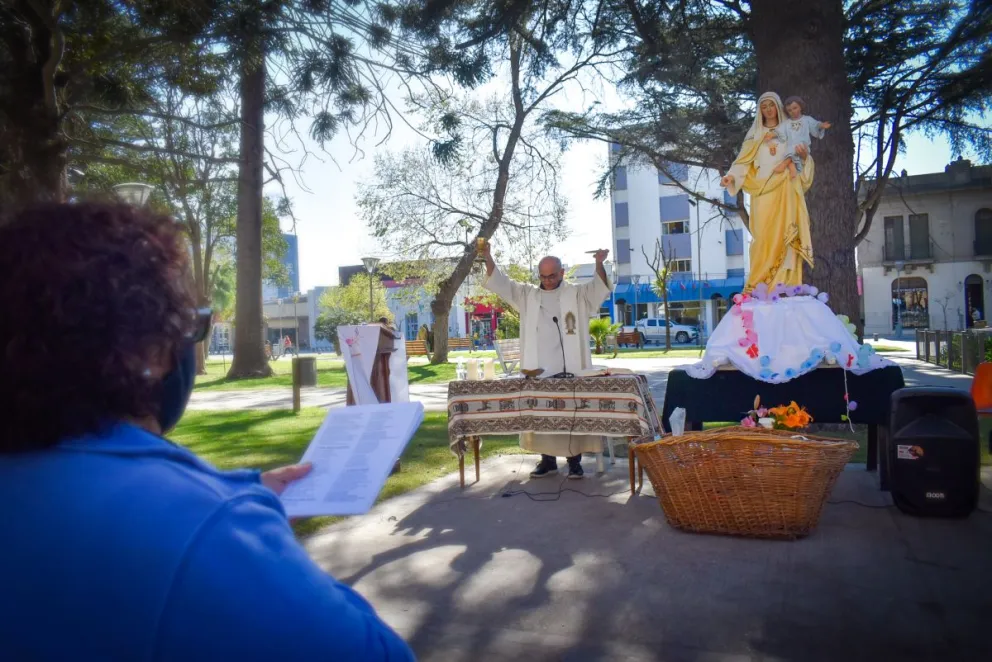 Decenas de personas rezaron a los pies de la Virgen