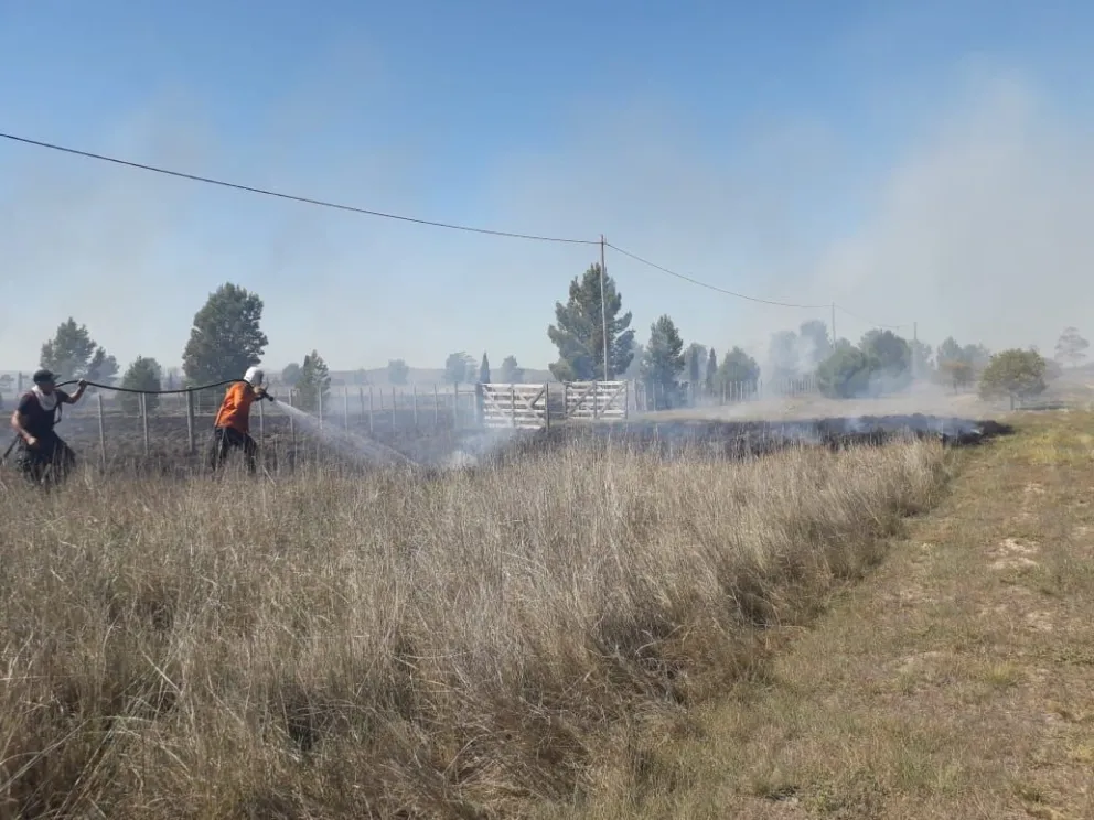 Importante incendio de pastizales en el camino a El Cóndor