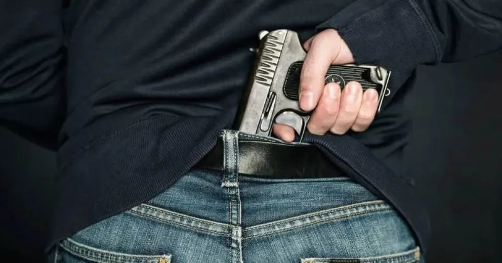 Su perra lo corrió y al otro día lo esperó con un revolver