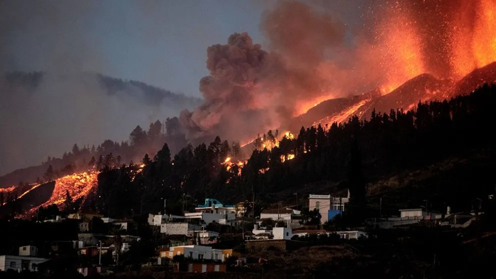 Se abrió una nueva boca eruptiva en el volcán de La Palma y siguen las explosiones 