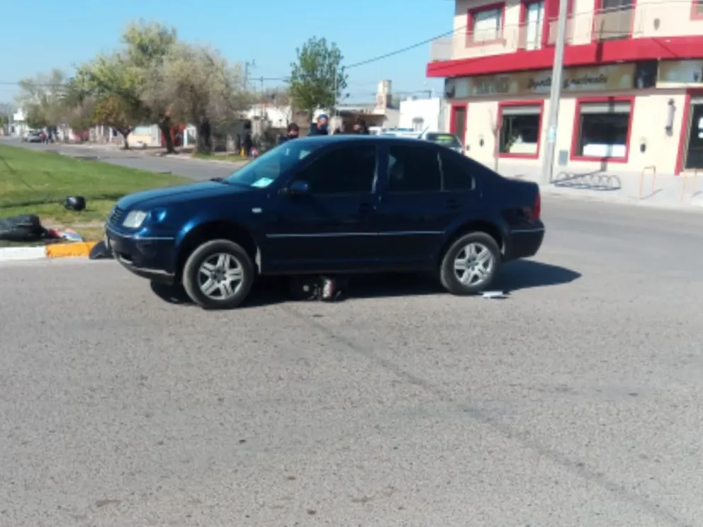 Terrible accidente en un Bolulevard: un moto quedó debajo de un auto