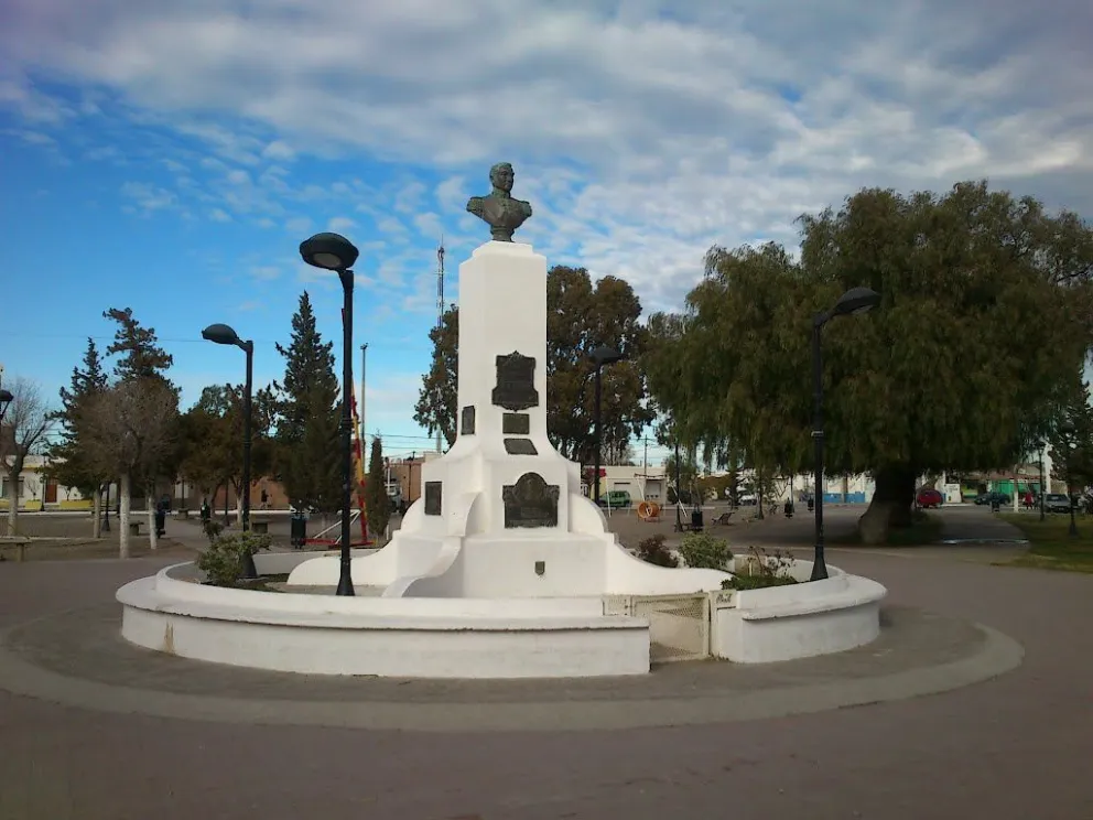 Chocó un monumento y siguió circulando como si nada: lo atraparon a las pocas cuadras 