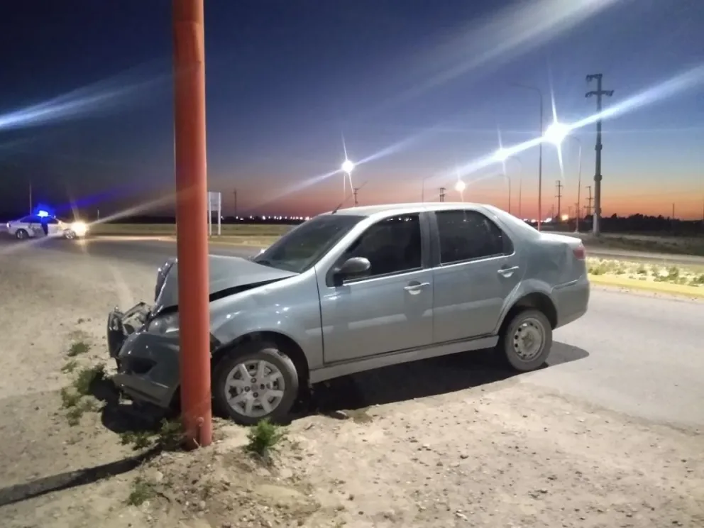 Casi se mata al chocar contra una columna de luz