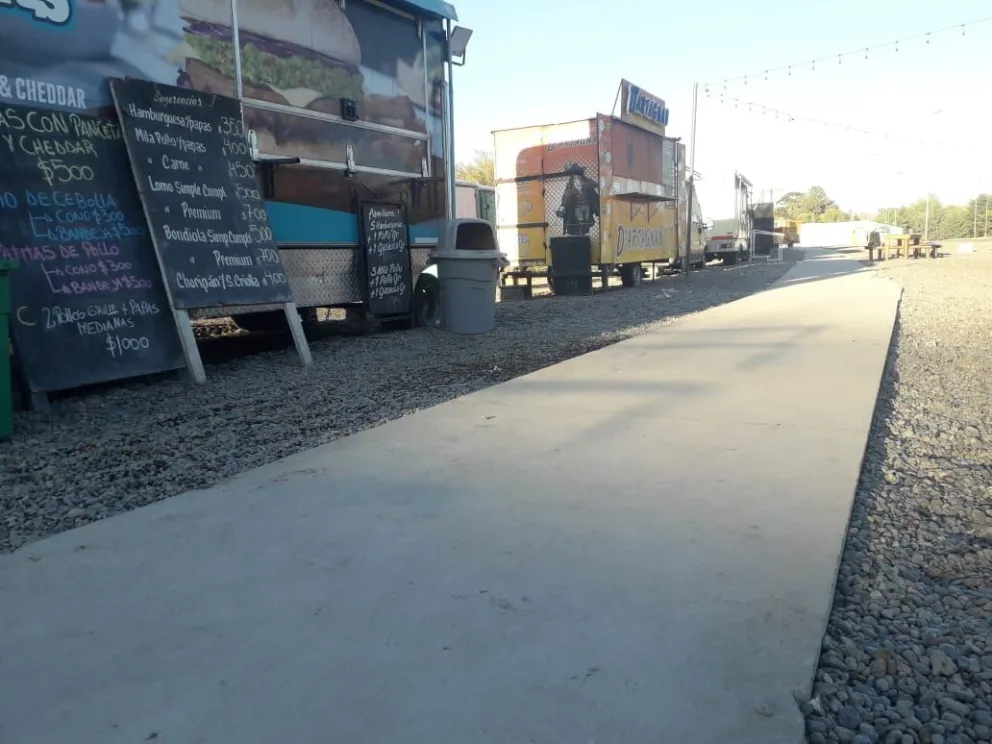 Para disfrutar de un pancho en la costanera, ya no habrá que caminar sobre piedras