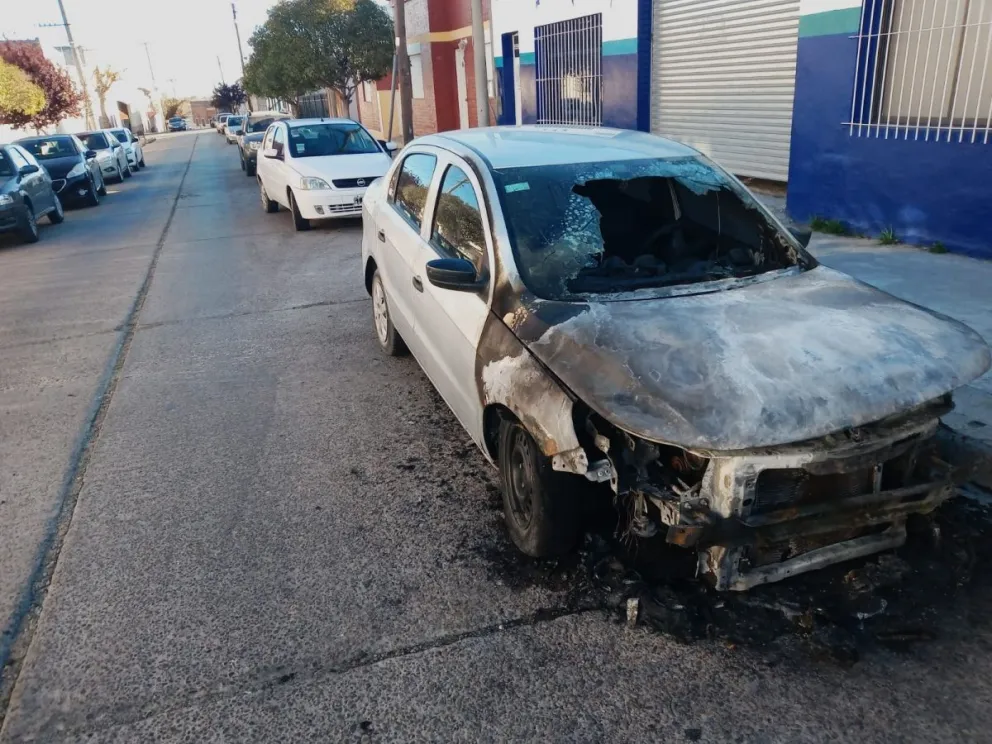 Quemaron su auto, y la víctima del siniestro no duerme de noche por el miedo