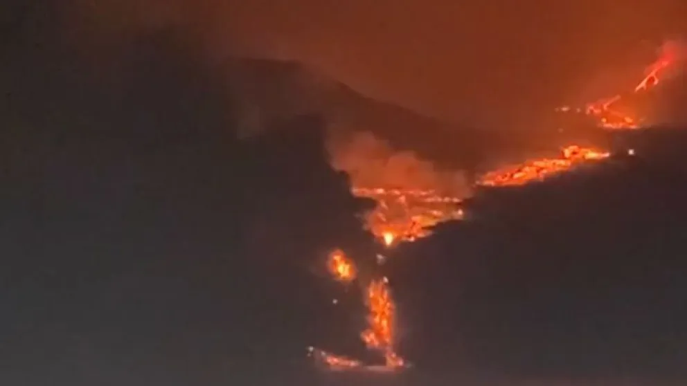 Alerta máxima en Canarias: La lava del volcán de La Palma llegó al mar