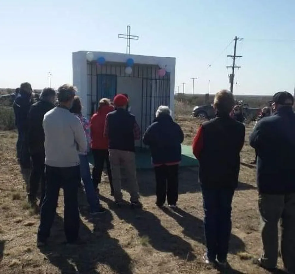 Por iniciativa propia, mejoraron el altar de la Virgen ubicado en La Querencia